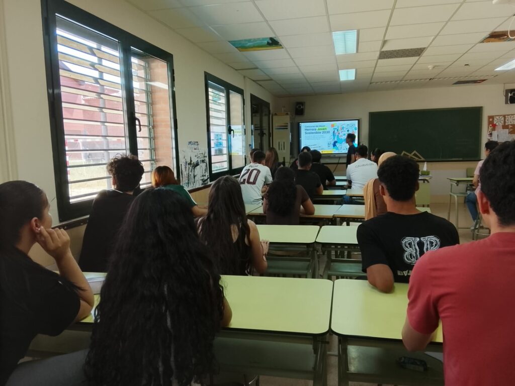 Alumnado de 3.º y 4.º de ESO durante una sesión de escucha juvenil vinculada a Herrera Joven Sostenible 2030.