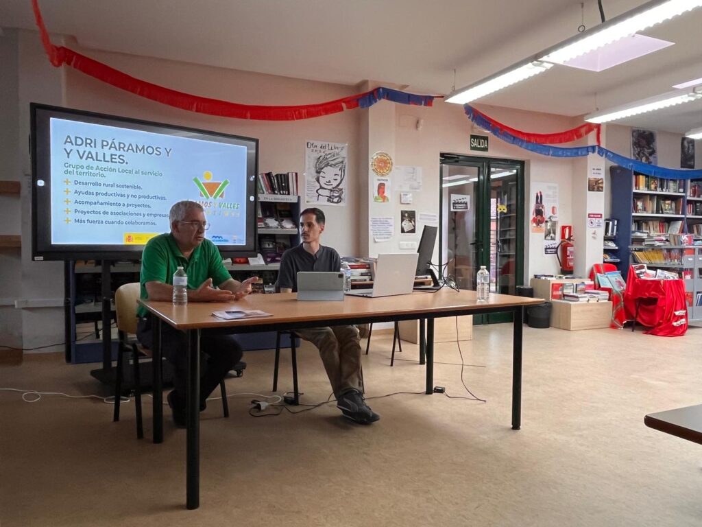 Intervención de ADRI Páramos y Valles durante la jornada de asociaciones y entidades celebrada en la Biblioteca Municipal.