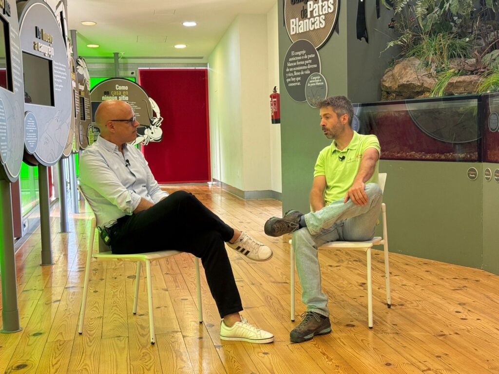 Grabación de un episodio del podcast participativo de Canal Sostenible en un espacio de divulgación ambiental dedicado al cangrejo de patas blancas.