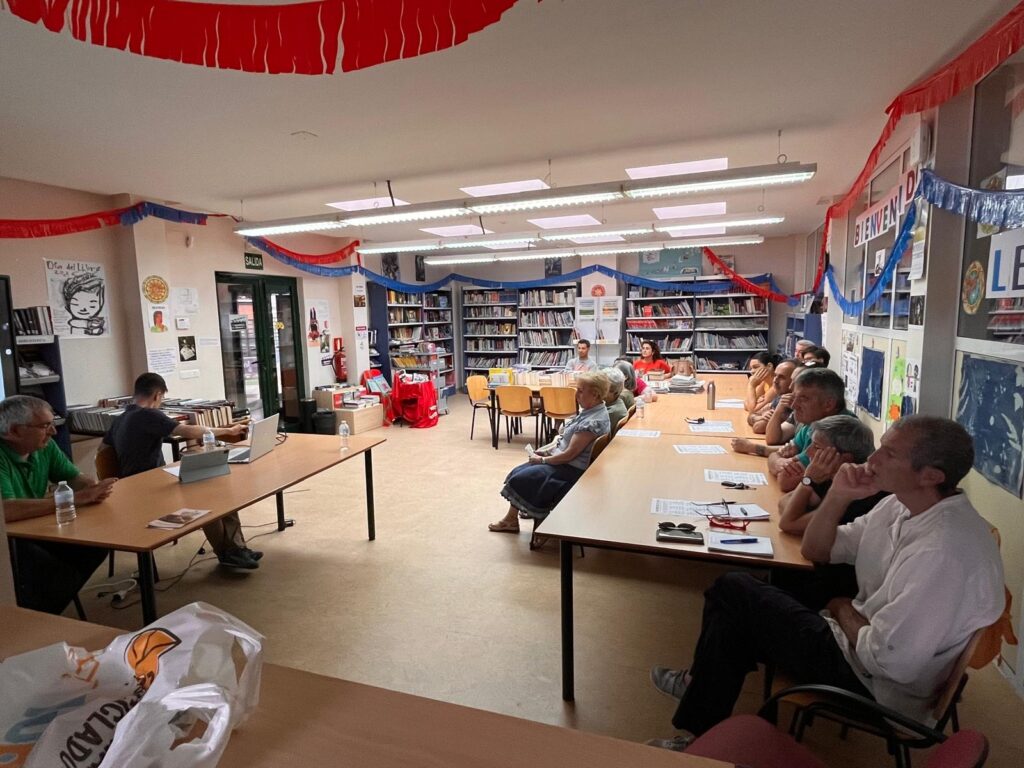 Asociaciones y agentes locales durante la jornada de la Red de Adhesión celebrada en la Biblioteca Municipal el 18 de junio de 2026.