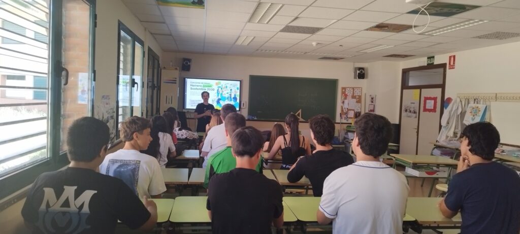 Alumnado del IESO La Ojeda-Boedo durante una de las sesiones de escucha de Herrera Joven Sostenible 2030.